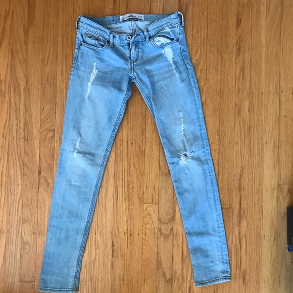 HOLLISTER - light wash skinny jeans w small rips - Picture 2 of 5
